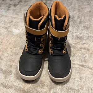 Boys Merrell Kid's Snow Storm Waterproof Boot size 4 Very Good Condition